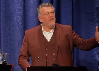 ¿Quién es Lewis MacLeod, el comediante británico que tiene una imitación más propia de la naturaleza de Donald Trump?