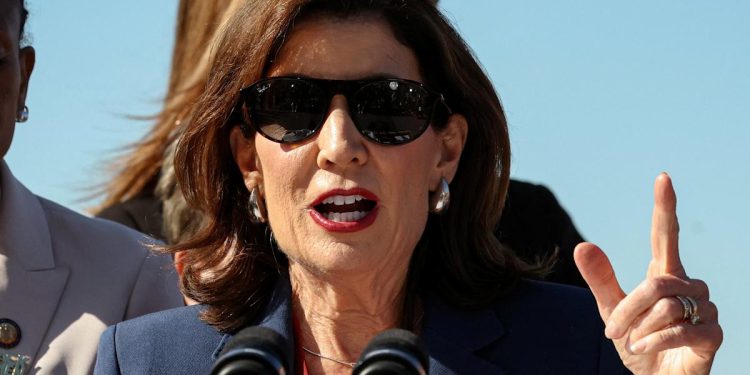 La gobernadora Hochul firma la ley de seguridad de la IA de Nueva York