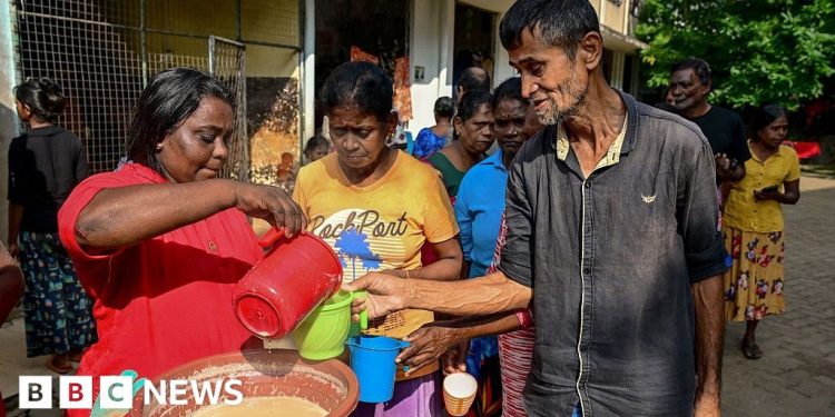 La catástrofe por inundaciones despierta el voluntariado en Sri Lanka