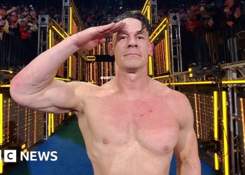 John Cena hace su reverencia final, después de la última pelea de la WWE