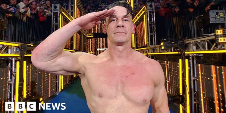 John Cena hace su reverencia final, después de la última pelea de la WWE