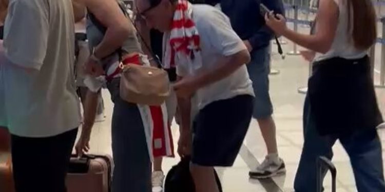 Sebastián Verón se sacó fotos con los hinchas antes de partir a Santiago del Estero :: Olé