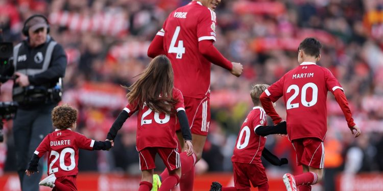 Emotivo homenaje a Diogo Jota en Anfield: Van Dijk se puso a pelotear con sus hijos en pleno campo de juego :: Olé