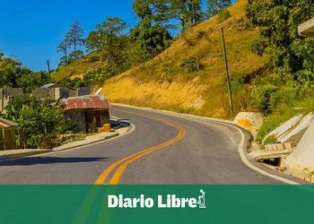 Abinader inaugura carretera en Elías Piña