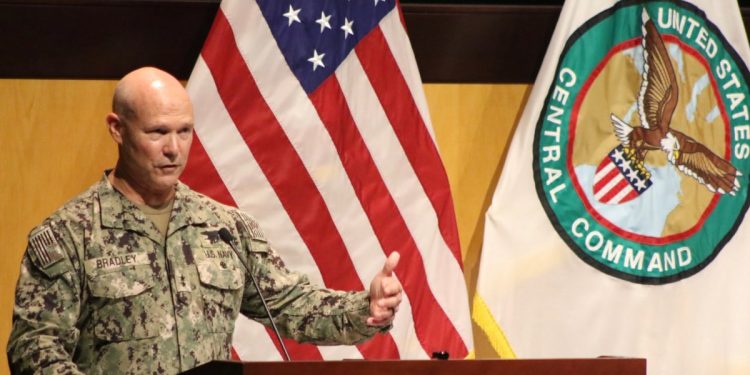 Lo que hay que saber sobre el almirante nombrado por Hegseth en la controversia sobre la huelga de barcos