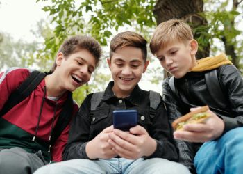 Australia avanza hacia el veto total de redes sociales para menores de 16 años