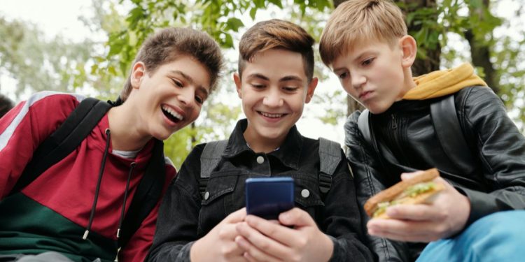 Australia avanza hacia el veto total de redes sociales para menores de 16 años