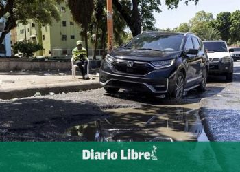Aguas cloacales destruyen calle en en Villa Consuelo