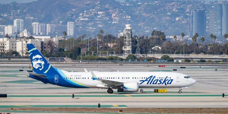 Alaska volará con horarios más grandes hasta la fecha en Anchorage y Portland