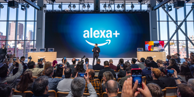 La asistente de inteligencia artificial de Amazon, Alexa+, ahora funciona con Angi, Expedia, Square y Yelp