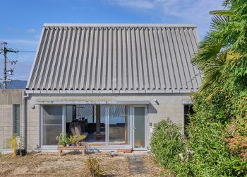 Analog renueva una casa de bloques de hormigón de los años 90 en Japón