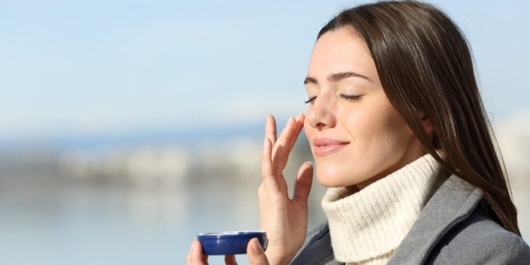 Estos 7 errores de cuidado de la piel durante el invierno que assèchent la peau et ternissent le teint