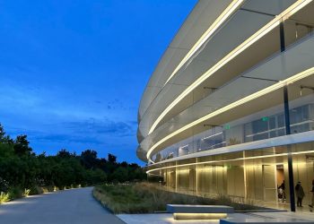 Apple advierte a los empleados que no abandonen EE. UU. en medio de retrasos en el regreso