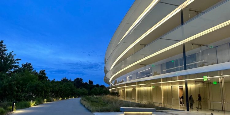 Apple advierte a los empleados que no abandonen EE. UU. en medio de retrasos en el regreso