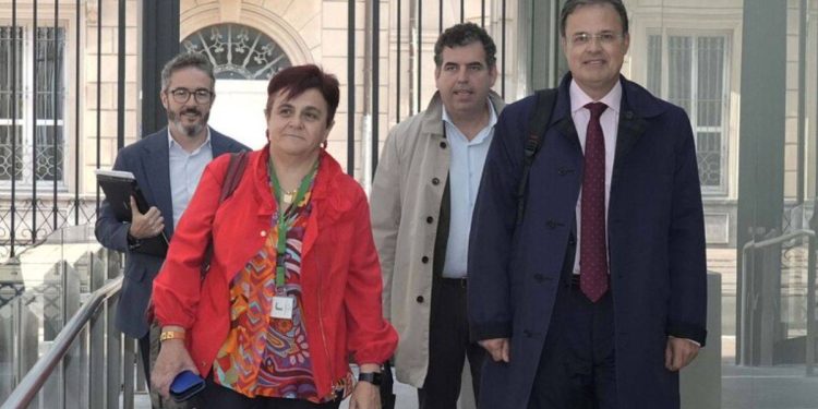 Osakidetza denuncia al jefe de seguridad por falsedad documental del título universitario