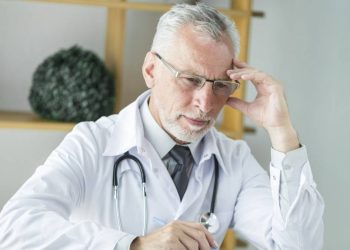 Los médicos pierden casi 20.000 euros por el recorte de las pagas extra en los últimos quince años