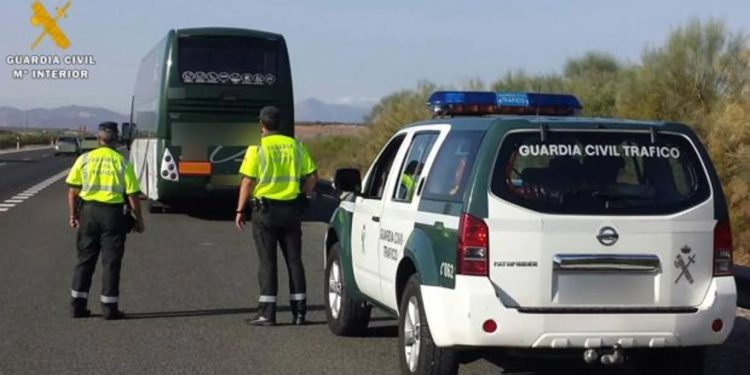 Un conductor de un autobús escolar da positivo en alcohol y drogas cuando transportaba a 18 niños en Jaén.
