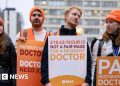 Los médicos votan a favor de seguir adelante con una huelga de cinco días en Inglaterra esta semana