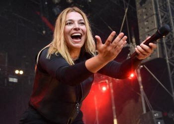 Avec Tout se casse, Santa signe l'hymne des Enfoirés pour 2026