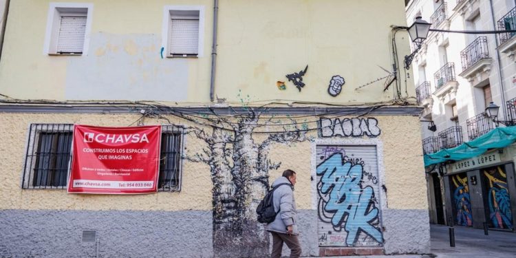Un hostal de cápsulas borrará del mapa al antiguo Baobab, el icono senegalés de Lavapiés
