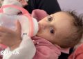 El bebé Siwar regresa al hospital de Gaza tras regresar de un tratamiento en Jordania
