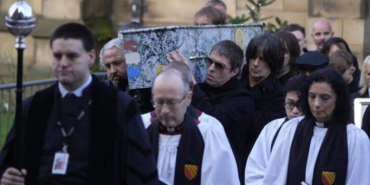 En Manchester, las estrellas de la música y el fútbol asisten a los funerales de «Mani», bajista de los Stone Roses