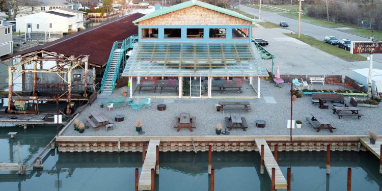 Techo Grande / 1+1+ Arquitectos