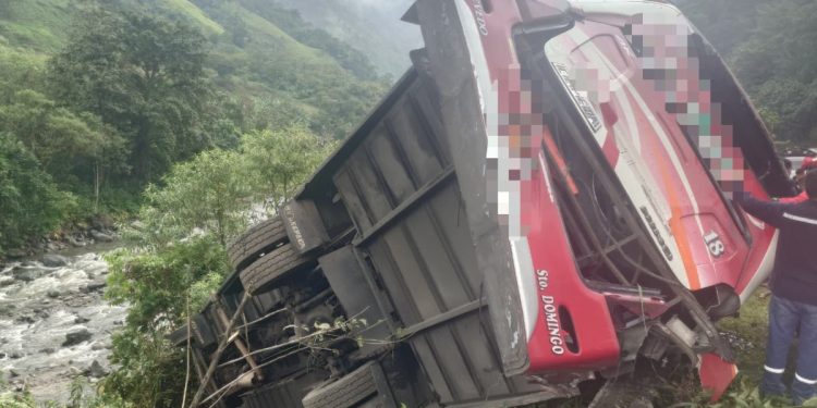 Bus cayó a un barranco en la vía Alóag – Santo Domingo