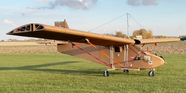 avión de cartón con alas de madera toma vuelo