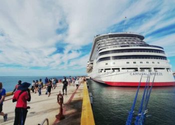 Puerto Progreso desbordada con casi 5 mil pasajeros de Carnival Breeze
