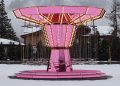 El carrusel rosa de Carsten Höller gira en la pista de hielo del hotel Kulm