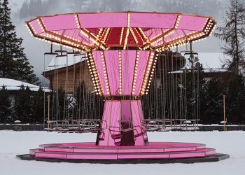 El carrusel rosa de Carsten Höller gira en la pista de hielo del hotel Kulm