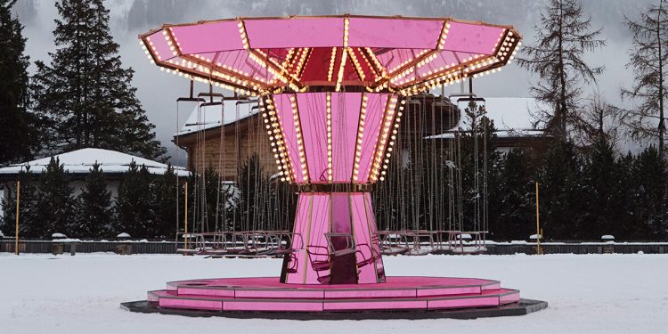 El carrusel rosa de Carsten Höller gira en la pista de hielo del hotel Kulm