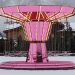 El carrusel rosa de Carsten Höller gira en la pista de hielo del hotel Kulm