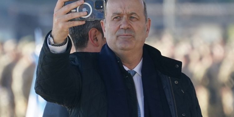 el ministro Sturzenegger aseguró que los argentinos que se van de vacaciones al exterior son «héroes de la producción»