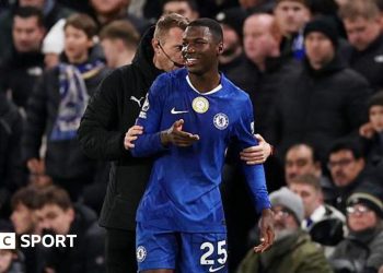Por qué Moisés Caicedo del Chelsea fue expulsado pero Rodrigo Bentancur del Tottenham escapó