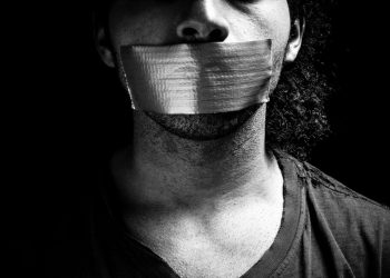 La ciencia de cómo (y cuándo) decidimos hablar o autocensurarnos