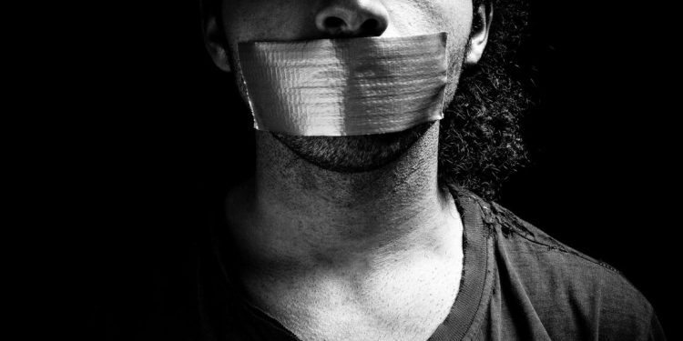 La ciencia de cómo (y cuándo) decidimos hablar o autocensurarnos