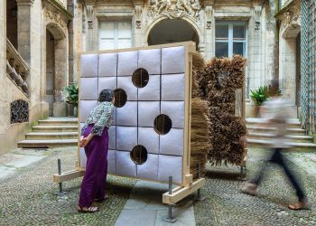 Paredes llenas de juncos componen una instalación sensorial en Montpellier