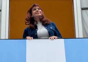 Cristina Kirchner presenta una lenta recuperación de su cuadro de íleo posoperatorio y continuará internada