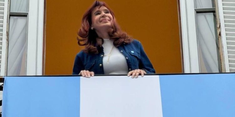 Cristina Kirchner presenta una lenta recuperación de su cuadro de íleo posoperatorio y continuará internada