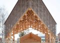 Dosel de madera fractal ancla el espacio comunitario en el este de Finlandia