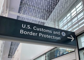 CBP anuncia plan para analizar la actividad de los turistas extranjeros en las redes sociales antes de su entrada a EE. UU.