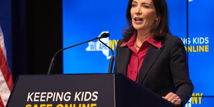 El estado de Nueva York exigirá etiquetas de advertencia en las plataformas de redes sociales