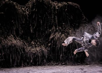 La compañía Baro d'evel se enfrenta a la catástrofe ecológica y el fascismo con un canto de libertad en 'Qui som?'