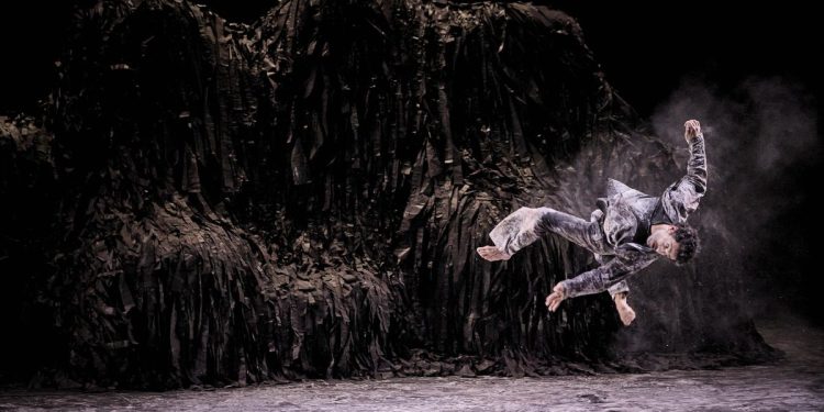 La compañía Baro d'evel se enfrenta a la catástrofe ecológica y el fascismo con un canto de libertad en 'Qui som?'