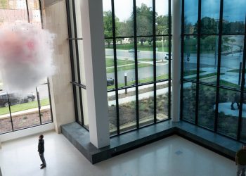 david spriggs suspende 'astra' como una nube de aviones transparentes