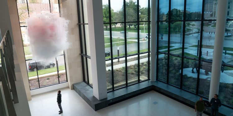 david spriggs suspende 'astra' como una nube de aviones transparentes