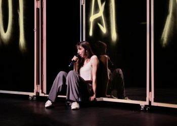 Au Théâtre des Abbesses, Suzanne de Baecque prolonge le récit autobiographique d'Annie Ernaux jusqu'aux filles nées au XXIᵉ siècle