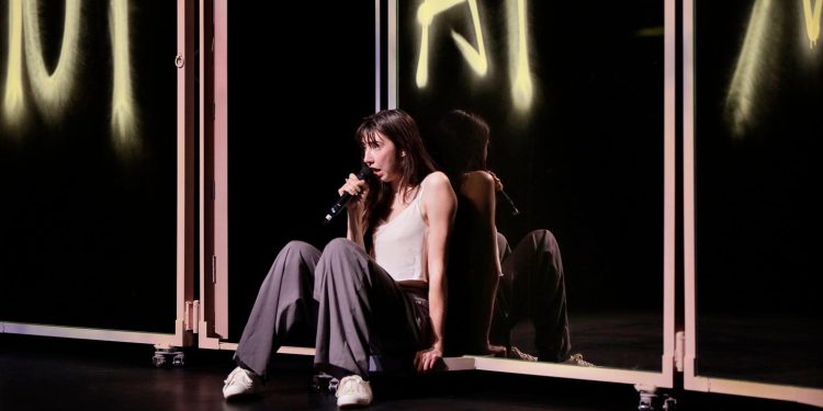 Au Théâtre des Abbesses, Suzanne de Baecque prolonge le récit autobiographique d'Annie Ernaux jusqu'aux filles nées au XXIᵉ siècle